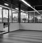 152405 Interieur van het N.S.-station Bunde te Bunde: hal met loketbalie.